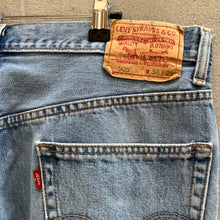 Load image into Gallery viewer, Vintage Levis 505 Denim Jeans