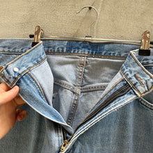 Load image into Gallery viewer, Vintage Levis 505 Denim Jeans