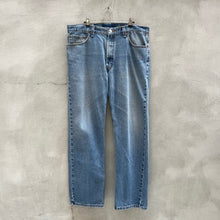 Load image into Gallery viewer, Vintage Levi's 505 Denim Jeans