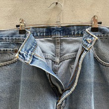 Load image into Gallery viewer, Vintage Levi's 505 Denim Jeans
