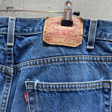Load image into Gallery viewer, Vintage Levi’s 517 Jeans