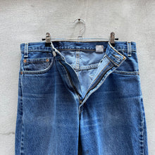 Load image into Gallery viewer, Vintage Levi’s 517 Jeans