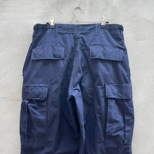Load image into Gallery viewer, 00’s Navy Military Style Cargo Pants