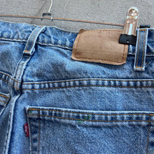 Load image into Gallery viewer, 90’s Levi’s 550 Paint Splatter Jeans