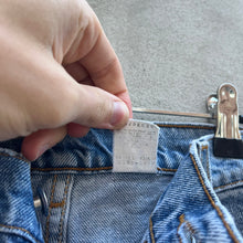 Load image into Gallery viewer, 90’s Levi’s 550 Paint Splatter Jeans