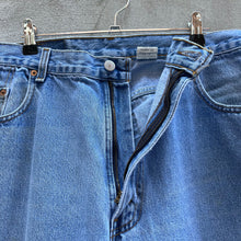 Load image into Gallery viewer, 90’s Levi’s 560 Jeans