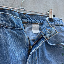 Load image into Gallery viewer, 90’s Levi’s 550 Paint Splatter Jeans