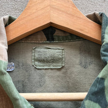 Load image into Gallery viewer, 90’s Military Woodland Camo Jacket