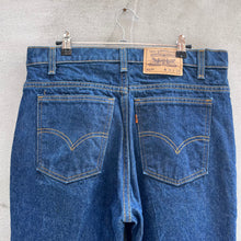 Load image into Gallery viewer, 90s Levi&#39;s 517 Dark Wash Jeans
