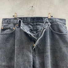 Load image into Gallery viewer, Vintage Black Levi&#39;s 505 Denim Jeans
