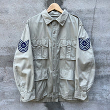 Load image into Gallery viewer, 50&#39;s USAF Military Tan Tropical Jacket
