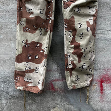 Load image into Gallery viewer, 90&#39; US Military Desert Chocolate Chip Cargo Pants
