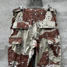 Load image into Gallery viewer, 90&#39; US Military Desert Chocolate Chip Cargo Pants
