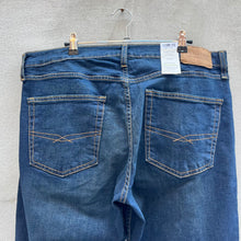 Load image into Gallery viewer, Levi’s Signature S51 Straight Jeans
