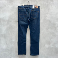 Load image into Gallery viewer, Levi’s Signature S51 Straight Jeans
